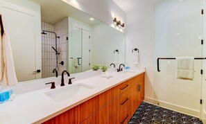 Shower, hair dryer - Huge Luxe Home•22 Beds!•Game Room/Hot Tub! (Nashville)