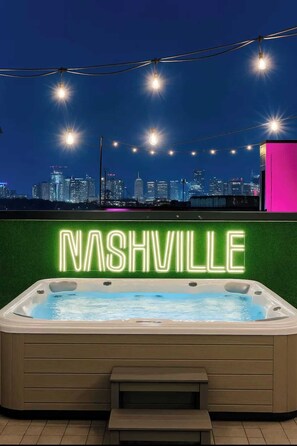 Outdoor spa tub - Huge Luxe Home•22 Beds!•Game Room/Hot Tub! (Nashville)