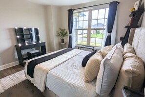 3 Schlafzimmer, Schreibtisch, Bügeleisen/Bügelbrett, Reisekinderbett