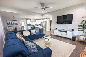 Smart-TV, Bücher, Stereoanlage, Computerbildschirme