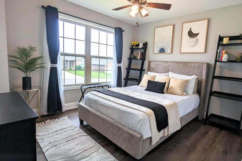 3 間睡房、書桌、熨斗/熨衫板、可攜式嬰兒床