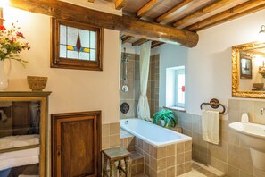 Douche, sèche-cheveux, bidet, serviettes fournies
