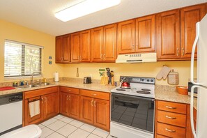 Fridge, microwave, oven, stovetop - St. Augustine Beach & Tennis Resort 1007 (St. Augustine)