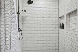 Shower, hair dryer, towels, soap - Walk to Marietta Square|Renovated 3BR|Fenced Yard (Marietta)