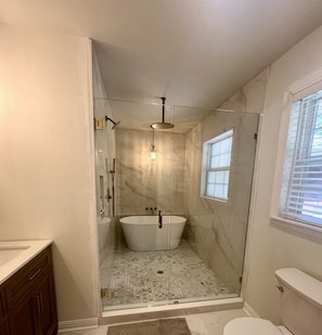 Shower, towels, soap, toilet paper - The Ranch Retreat at Fort Mill, SC (Fort Mill)