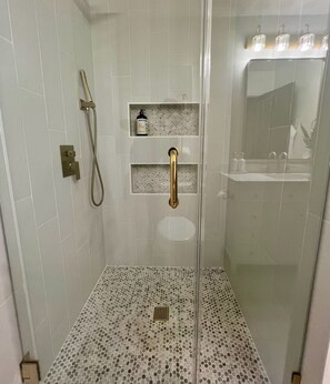 Douche, serviettes fournies, savon, papier de toilette