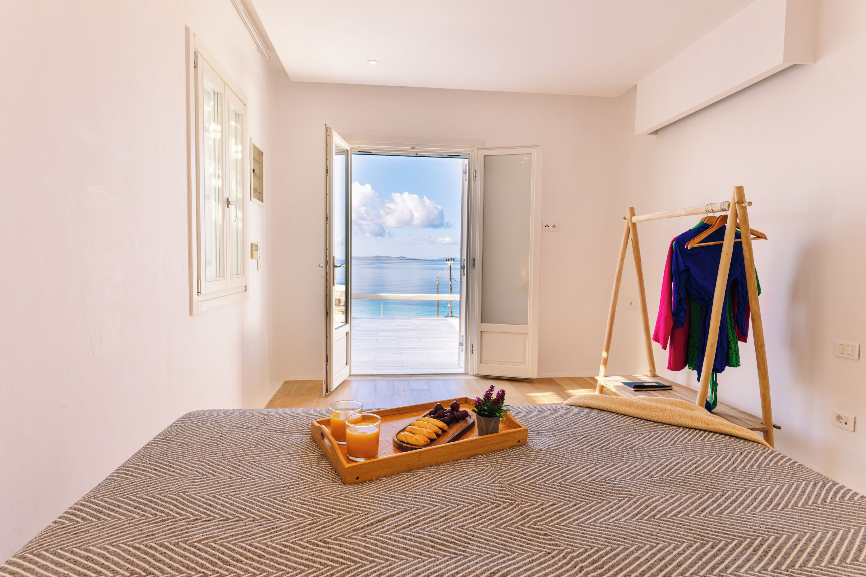Suite familiar, vistas al mar | Espacio para trabajar con un portátil y cortinas opacas