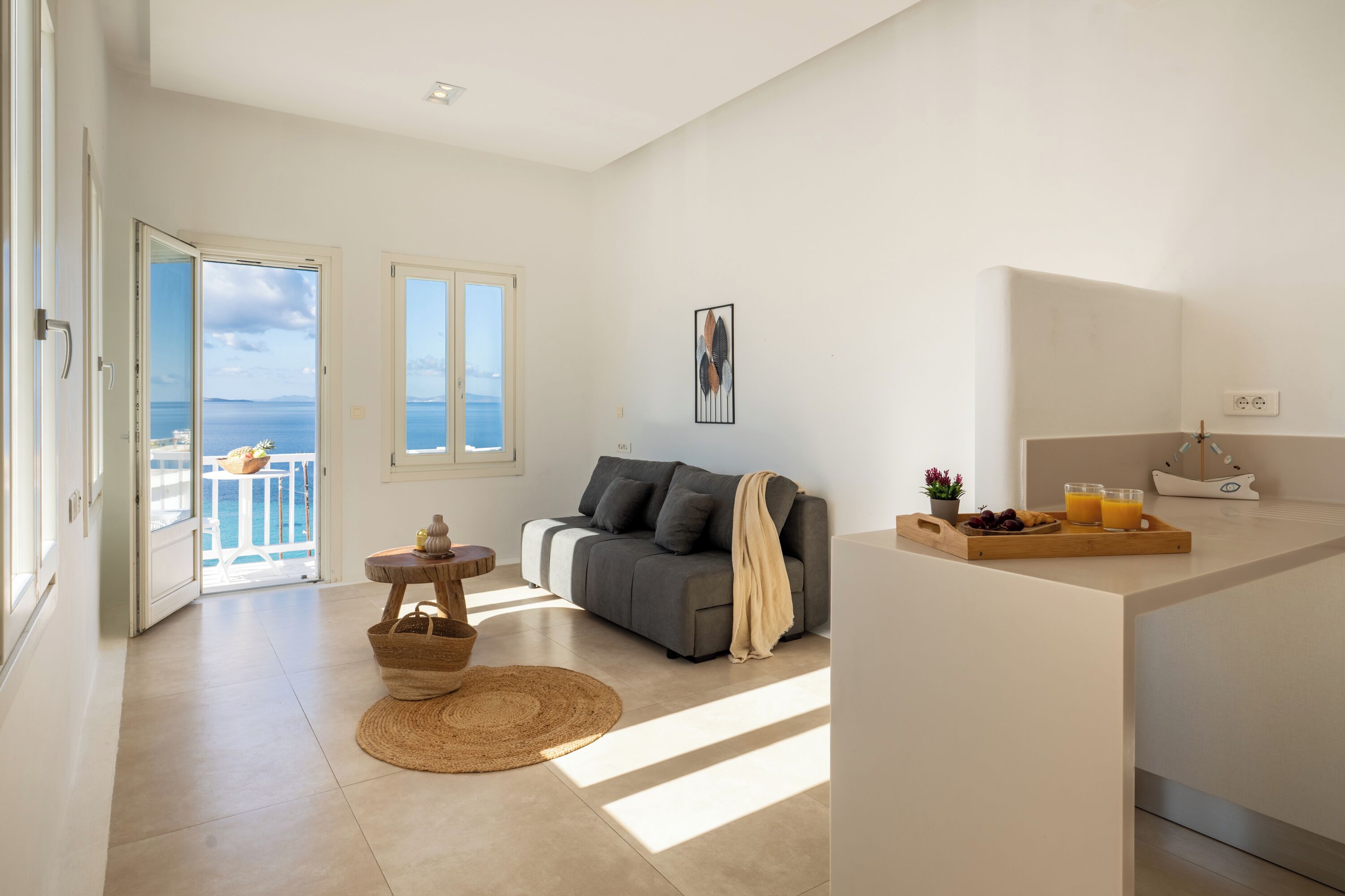 King Suite with Balcony and Sea View | Espacio para trabajar con un portátil y cortinas opacas