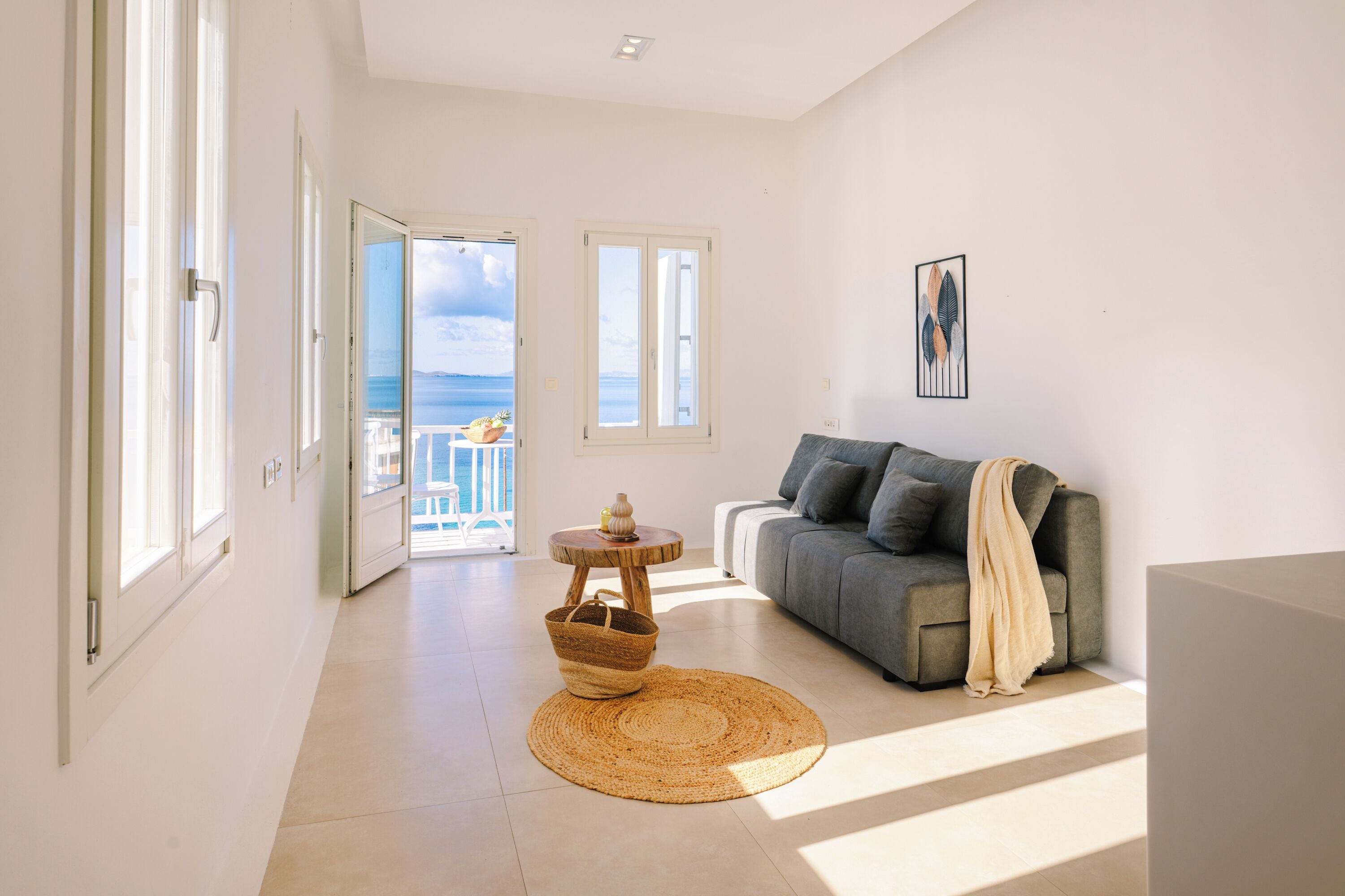 King Suite with Balcony and Sea View | Espacio para trabajar con un portátil y cortinas opacas