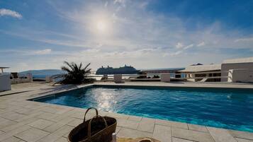 Kahden hengen luksushuone, merinäköala | Uima-allas | Ulkouima-allas