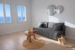 King Suite with Balcony and Sea View | 筆電工作空間、遮光布/窗簾、熨斗/熨衣板、免費無線上網