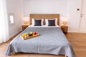 Ruang kerja ramah laptop, tirai kedap cahaya, dan setrika/meja setrika