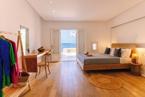 Superior Double Room with Balcony and Sea View | Espacio para trabajar con un portátil y cortinas opacas