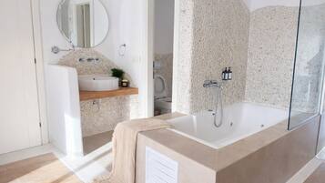 HÄrtork, handdukar, tvÄl och schampo