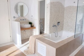 Haartrockner, Handtücher, Seife, Shampoo