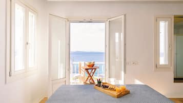 Superior King Room with Balcony and Sea View | Ruang kerja ramah laptop, tirai kedap cahaya, dan setrika/meja setrika