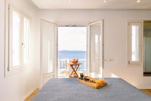 Superior King Room with Balcony and Sea View | Espacio para trabajar con un portátil y cortinas opacas