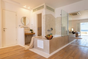 Superior Double Room with Balcony and Sea View | Laptop workspace, blackout drapes, iron/ironing board, free WiFi