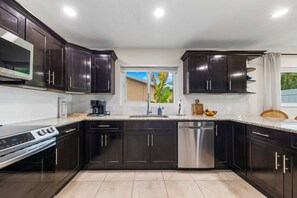 Jääkaappi, mikroaaltouuni, uuni, liesi