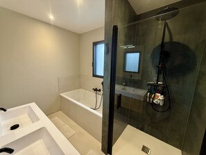 Hair dryer, towels, soap, toilet paper - New House 130m2 - 3 bedrooms - 700m plage du Prieuré - Garden terrace-Dinard (Dinard)