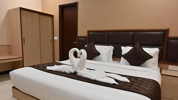 Ein Hotelzimmer mit einem Bett, einem Kleiderschrank und einem Nachttisch.