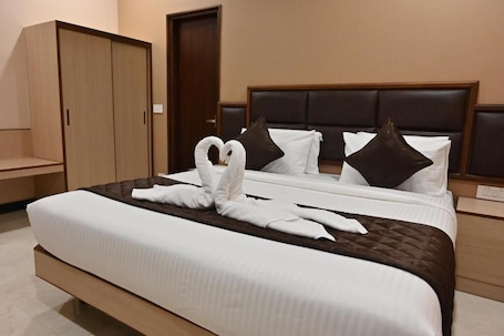 Soundproofing, free WiFi. Hotel Majestic Grand Madurai