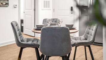 Apartment, 1 King Bed with Sofa bed, Non Smoking, Kitchen | Dining