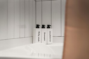 아파트, 킹사이즈침대 1개 및 소파베드, 금연, 주방 | 욕실 | 욕조, 무료 세면용품, 헤어드라이어, 타월