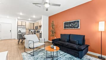 Appartement, 1 très grand lit et 1 canapé-lit, non-fumeur, cuisine | Aire de séjour | Téléviseur connecté de 45 po avec télévision numérique