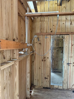 Shower, towels, soap, toilet paper - Jack's Place- Charming Tiny House on the Canal – Dock, Porch Swing & Fishing (Steinhatchee)
