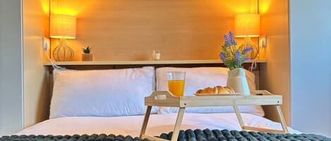 5 bedrooms, iron/ironing board, WiFi, bed sheets