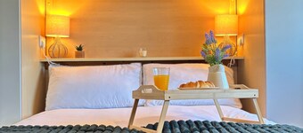 Stylish 5 Bedroom Swindon home, with Private Drive