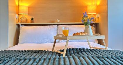 Stylish 5 Bedroom Swindon home, with Private Drive