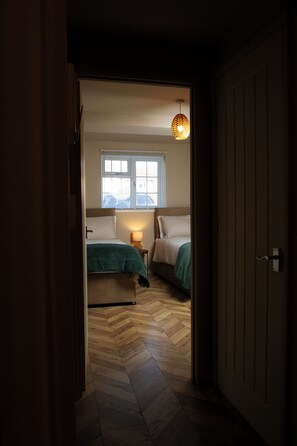 5 habitaciones, escritorio, tabla de planchar con plancha y wifi gratis 