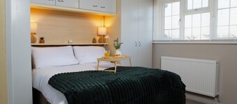 Stylish 5 Bedroom Swindon home, with Private Drive