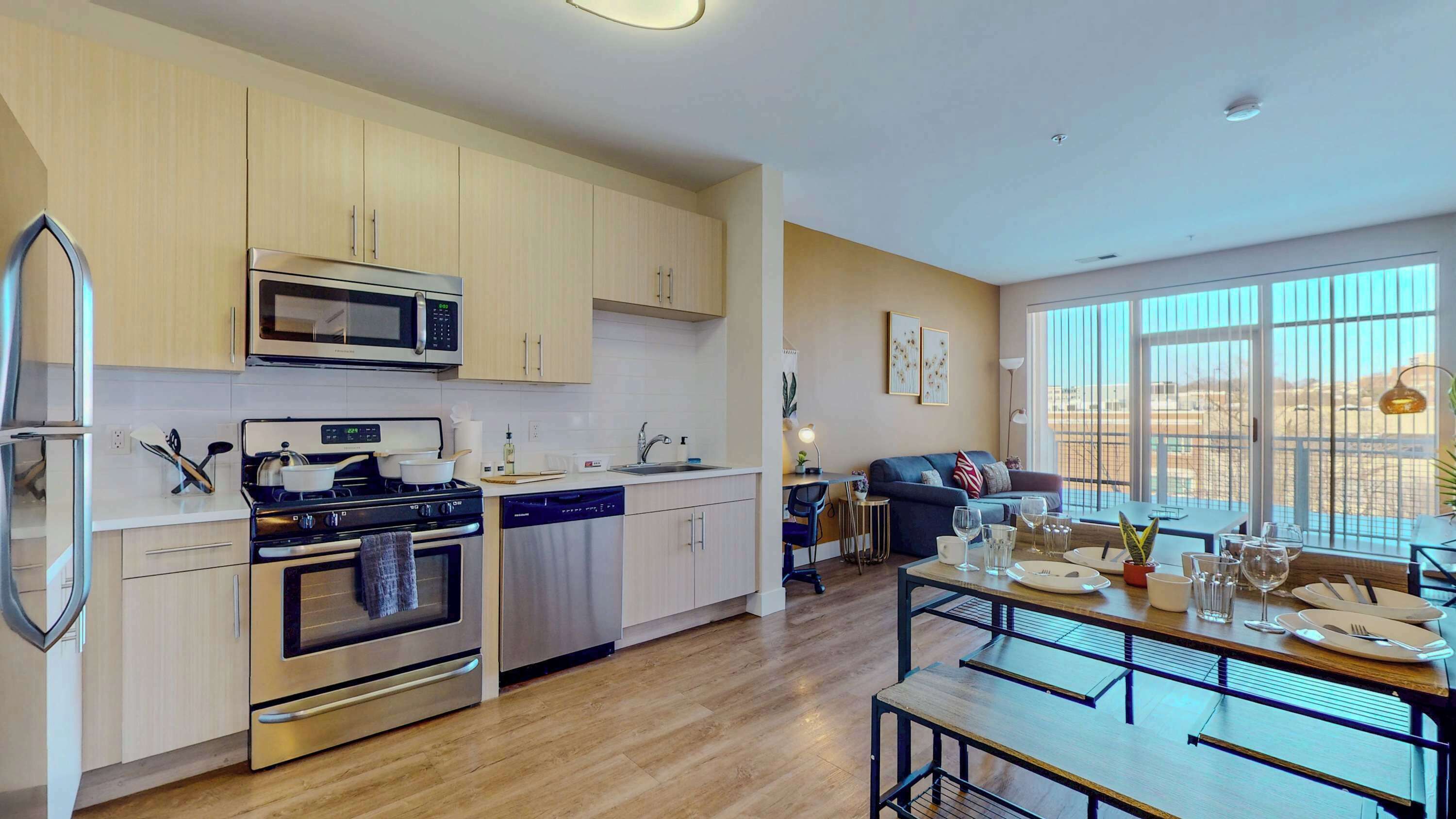 Réfrigérateur, micro-ondes, four, plaque de cuisson