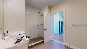Een douche, een haardroger, handdoeken, shampoo