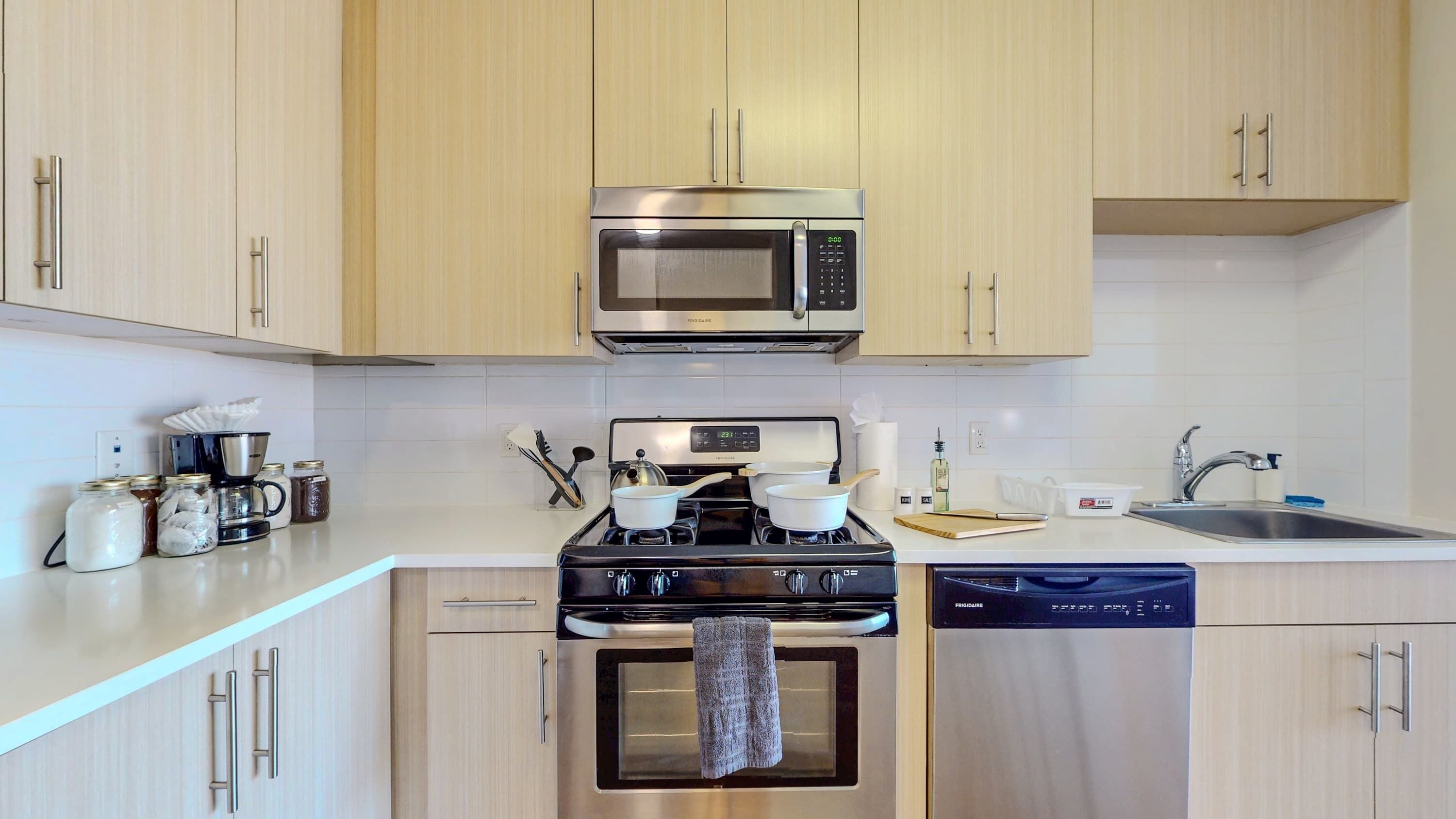 Een microgolfoven, een oven, een kookplaat, een vaatwasser