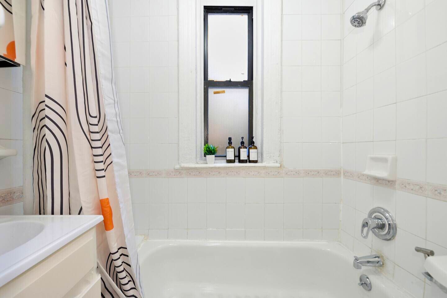 Secador de pelo, jabón y papel higiénico