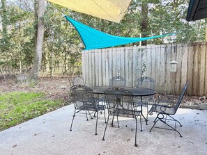 Outdoor dining - Pet Friendly 4BR near UF & Shands (Gainesville)