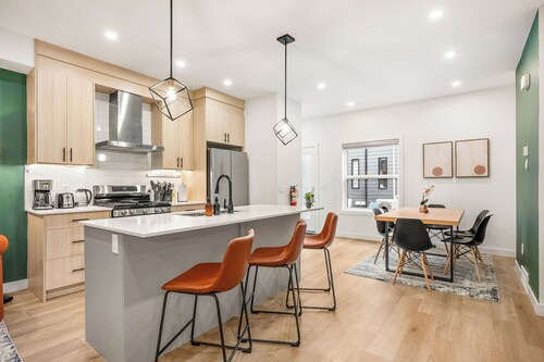 Three Sisters Villas | 9BD 6BA | 7 mins DT |20 ppl