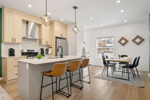 Three Sisters Villas | 9BD 6BA | 7 mins DT |20 ppl