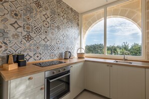 Kylskåp, mikrovågsugn, ugn och spishäll