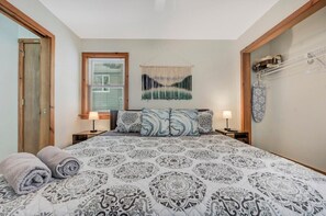 5 bedrooms, iron/ironing board, WiFi, bed sheets