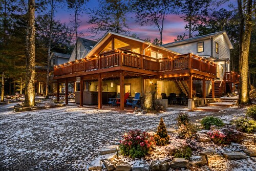 Beachfront Villa with Stunning Lake Views, Huge Deck, Hot Tub, Game Room