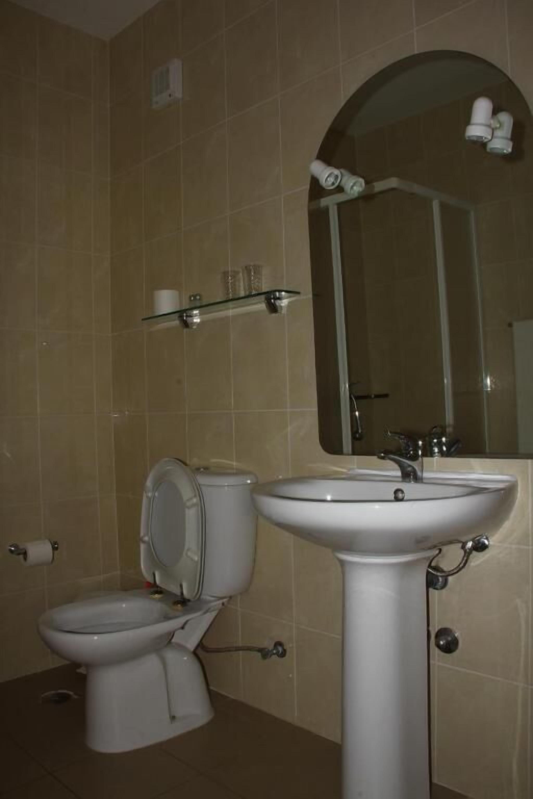 Standard Triple Room | Bathroom | Towels, soap, shampoo, toilet paper