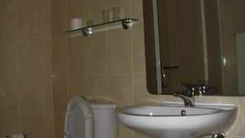 Standard Triple Room | Bathroom | Towels, soap, shampoo, toilet paper