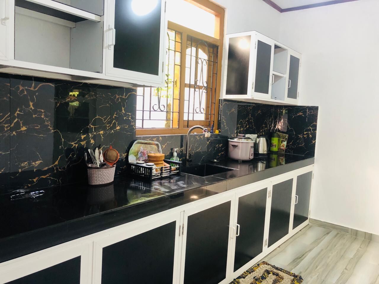 Kühlschrank, Wasserkocher, Kochgeschirr/Geschirr/Besteck