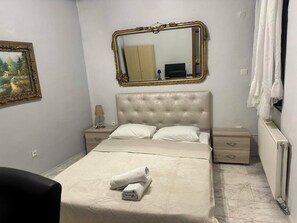 2 habitaciones, escritorio, tabla de planchar con plancha y wifi gratis 