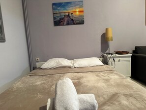1 habitación, tabla de planchar con plancha, wifi gratis y ropa de cama 